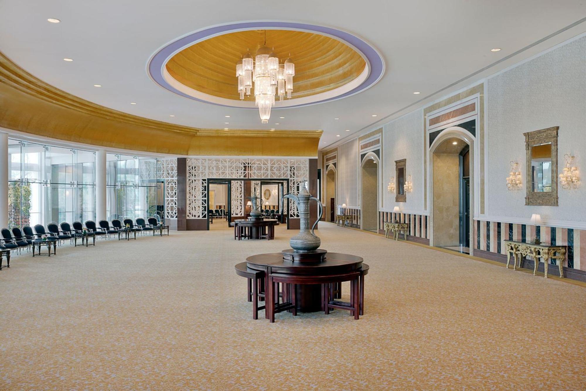 The Ritz-Carlton, Doha Hotel Luaran gambar The interior of the hotel