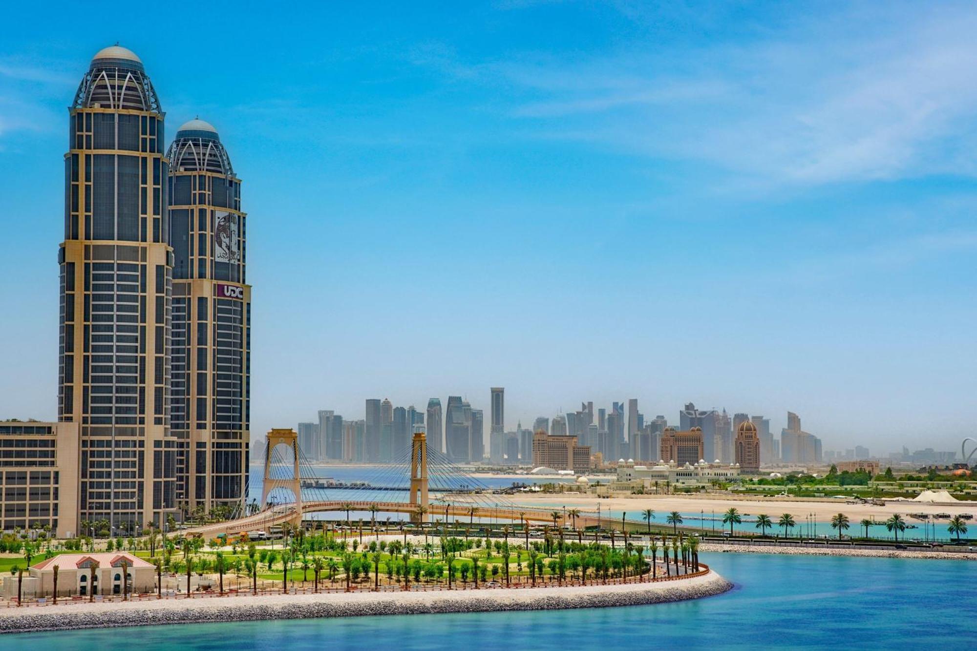 The Ritz-Carlton, Doha Hotel Luaran gambar View of the Pearl from the Qatari side