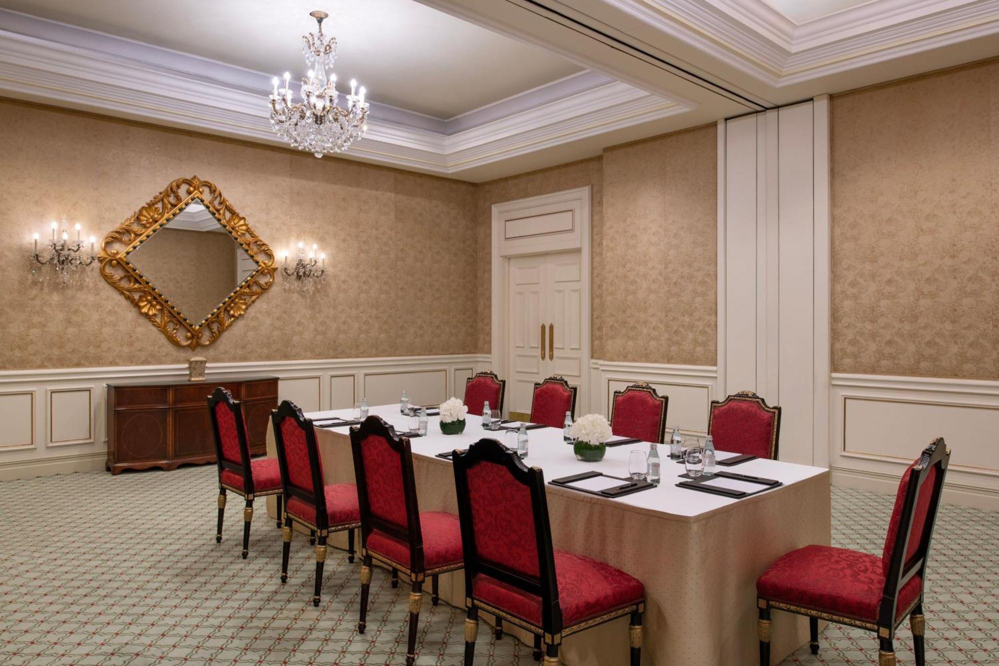 The Ritz-Carlton, Doha Hotel Luaran gambar A boardroom at the Four Seasons Hotel, Mumbai